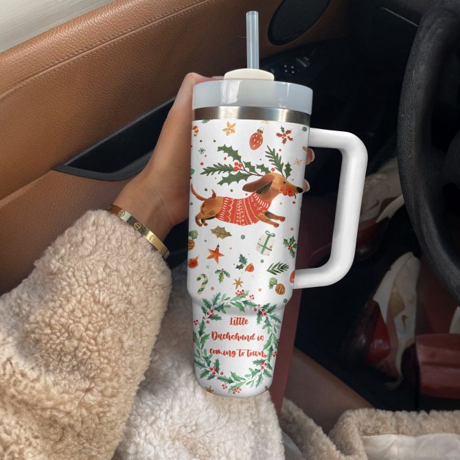 Dachshund Coming To Town Christmas Custom Stanley Quencher 40oz Stainless Steel Tumbler With Handle - Image 3