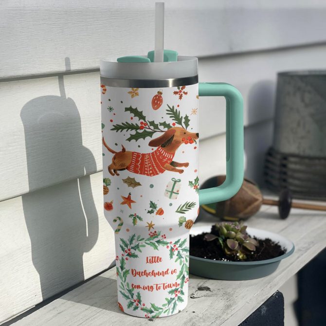 Dachshund Coming To Town Christmas Custom Stanley Quencher 40oz Stainless Steel Tumbler With Handle - Image 2