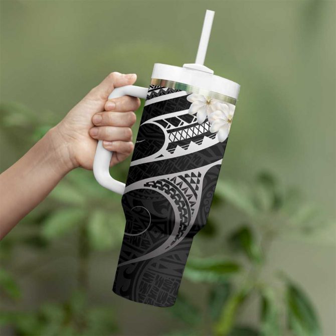 White Sunday Tokelau Gardenia Thunbergia Fakamalo Atu Kia Te Koutou Uma Custom Stanley Quencher 40oz Stainless Steel Tumbler With Handle - Image 3