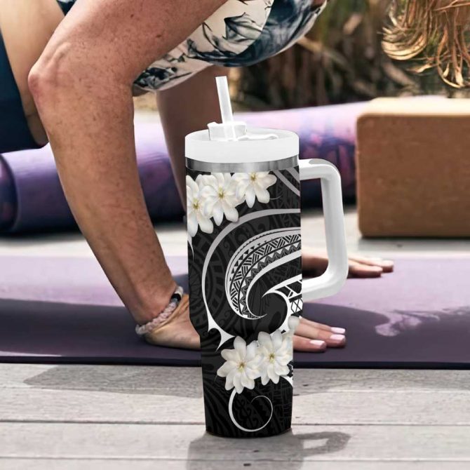 White Sunday Tokelau Gardenia Thunbergia Fakamalo Atu Kia Te Koutou Uma Custom Stanley Quencher 40oz Stainless Steel Tumbler With Handle - Image 6