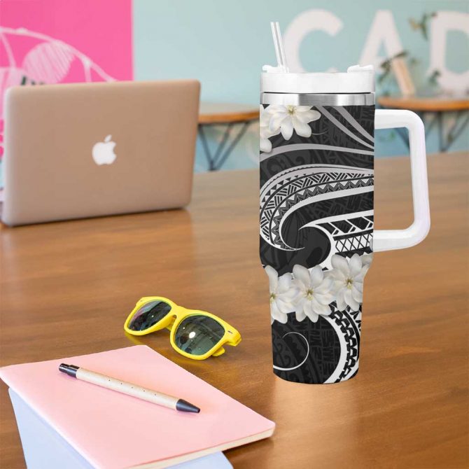 White Sunday Tokelau Gardenia Thunbergia Fakamalo Atu Kia Te Koutou Uma Custom Stanley Quencher 40oz Stainless Steel Tumbler With Handle - Image 5