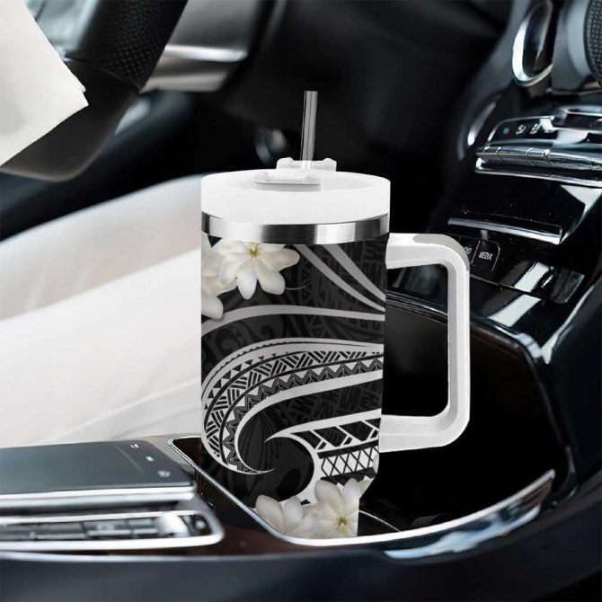 White Sunday Tokelau Gardenia Thunbergia Fakamalo Atu Kia Te Koutou Uma Custom Stanley Quencher 40oz Stainless Steel Tumbler With Handle - Image 8